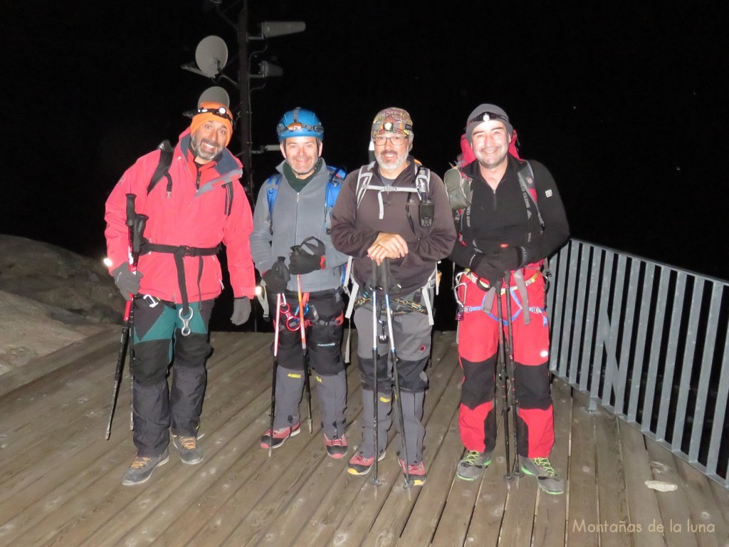 Saliendo del Refugio de Monte Rosa, de izquierda a derecha: David, Luis Segura, Luis Guerrero y Joaquín Terrés